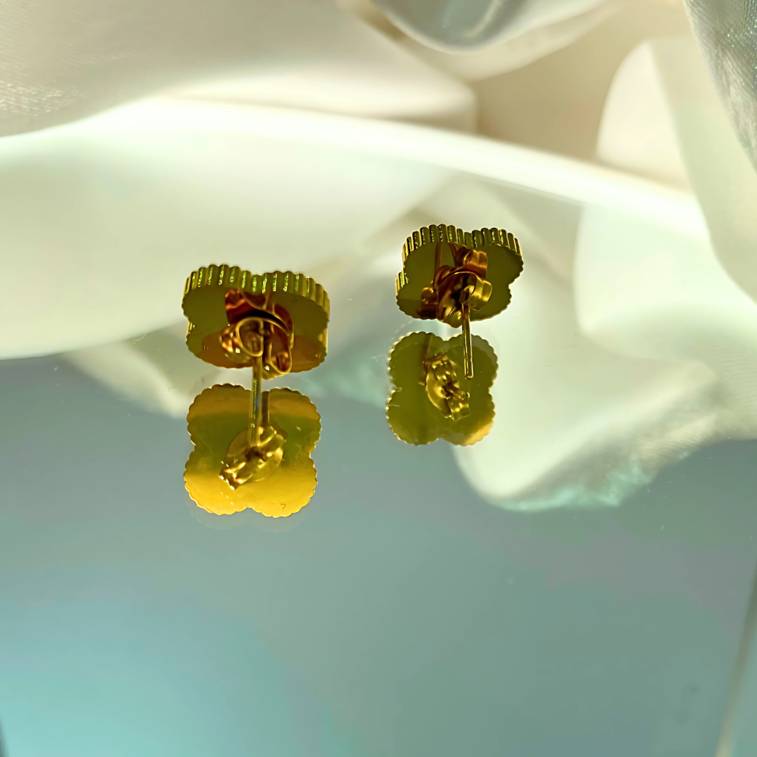 Naušnice Van Cleef stil sa refleksima svjetlosti, naglašeni sjaj i detalj